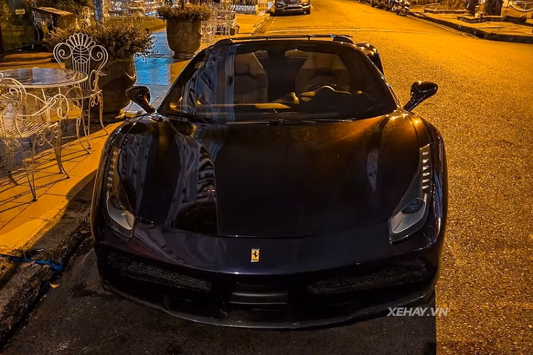 Chưa hết, Ferrari 488 Spider của "ông trùm" Pharmacity cũng được "lên đời" bộ mâm 5 chấu kép dạng 1-Piece Monoblock có tên gọi R11-R ULTRASPORT+ CL, hoàn thiện trong màu sơn đen bóng; và hệ thống ống xả Fi mang lại âm thanh đanh thép hơn.