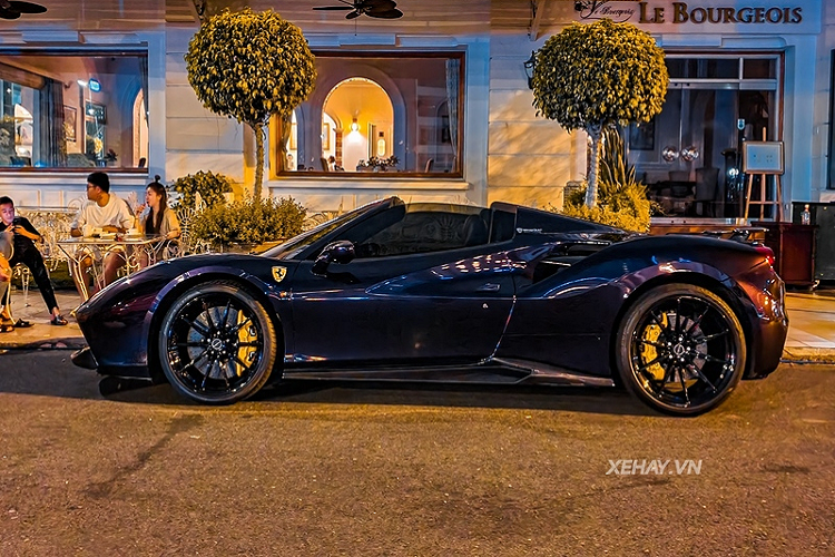 Điểm khác biệt rõ rệt nhất giữa Ferrari 488 Spider và Coupe là việc tấm mui cứng của Spider có thể đóng / mở trong 14 giây bằng một nút bấm đặc biệt.