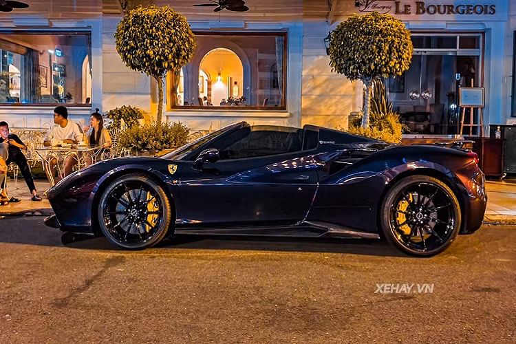 Điểm khác biệt rõ rệt nhất giữa Ferrari 488 Spider và Coupe là việc tấm mui cứng của Spider có thể đóng / mở trong 14 giây bằng một nút bấm đặc biệt.