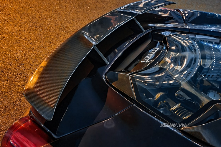 Nắp động cơ trên 488 Spider không trong suốt như trên bản Coupe. Về nước từ năm 2017, giá xe Ferrari 488 Spider nhập khẩu tư nhân tại Việt Nam hiện khoảng hơn 15 tỷ đồng.