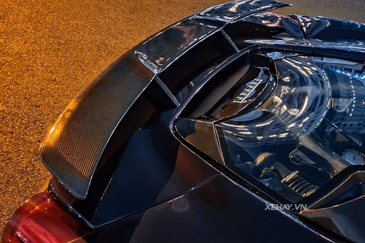 Nắp động cơ trên 488 Spider không trong suốt như trên bản Coupe. Về nước từ năm 2017, giá xe Ferrari 488 Spider nhập khẩu tư nhân tại Việt Nam hiện khoảng hơn 15 tỷ đồng.