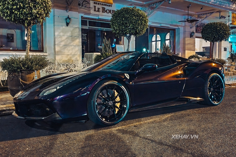 Nguyên bản chiếc Ferrari 488 Spider hàng hiếm này có màu sơn trắng Bianco Avus tinh khôi nhưng xe đã trải qua khá nhiều lần "thay áo" bằng phương pháp dán decal quen thuộc. Ở lần xuất hiện này, "ngựa chồm" gây ấn tượng với bộ cánh màu tím Midnight Purple vô cùng quyến rũ.