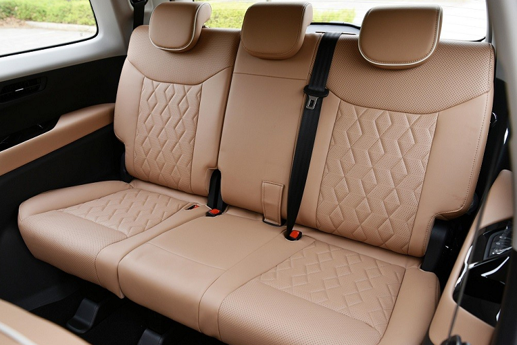 Ngoài ra, mẫu MPV 7 chỗ này còn có vô lăng vát đáy thể thao, màn hình đa thông tin trong bảng đồng hồ, màn hình thông tin giải trí dạng cảm ứng 10,25 inch, các nút chỉnh điều hòa như phím đàn piano và hệ thống âm thanh 9 loa. Hệ điều hành Ling OS của Wuling Jia Chen 2022 mang đến những tính năng như giám sát trình trạng xe, chỉnh điều hòa từ xa và chia sẻ chìa khóa qua Bluetooth.