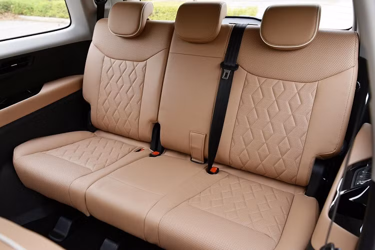 Ngoài ra, mẫu MPV 7 chỗ này còn có vô lăng vát đáy thể thao, màn hình đa thông tin trong bảng đồng hồ, màn hình thông tin giải trí dạng cảm ứng 10,25 inch, các nút chỉnh điều hòa như phím đàn piano và hệ thống âm thanh 9 loa. Hệ điều hành Ling OS của Wuling Jia Chen 2022 mang đến những tính năng như giám sát trình trạng xe, chỉnh điều hòa từ xa và chia sẻ chìa khóa qua Bluetooth.