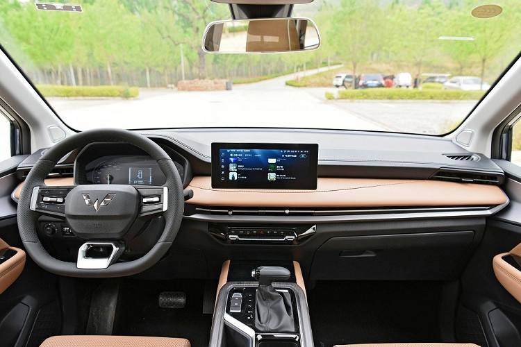 Cũng như Toyota Innova tại Việt Nam, Wuling Jia Chen 2022 không được trang bị cửa trượt bên sườn. Bù lại, trên sườn xe có đường dập gân nổi bật kéo dài từ chắn bùn trước đến đèn hậu, các cột sơn màu đen tạo hiệu ứng "nóc lơ lửng", nẹp trên cửa và đường chân kính mạ crôm cũng như bộ vành hợp kim đa chấu.