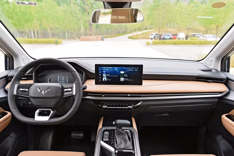 Cũng như Toyota Innova tại Việt Nam, Wuling Jia Chen 2022 không được trang bị cửa trượt bên sườn. Bù lại, trên sườn xe có đường dập gân nổi bật kéo dài từ chắn bùn trước đến đèn hậu, các cột sơn màu đen tạo hiệu ứng "nóc lơ lửng", nẹp trên cửa và đường chân kính mạ crôm cũng như bộ vành hợp kim đa chấu.