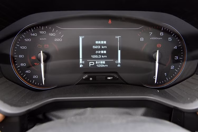 Đằng sau xe, Wuling Jia Chen 2022 được trang bị cụm đèn hậu nối với nhau bằng nẹp mạ crôm ở giữa và cánh gió mui tích hợp đèn phanh trên cao. Trên cản sau có thêm nẹp mạ crôm bao quanh đèn phản quang khiến phần đuôi xe như rộng hơn.