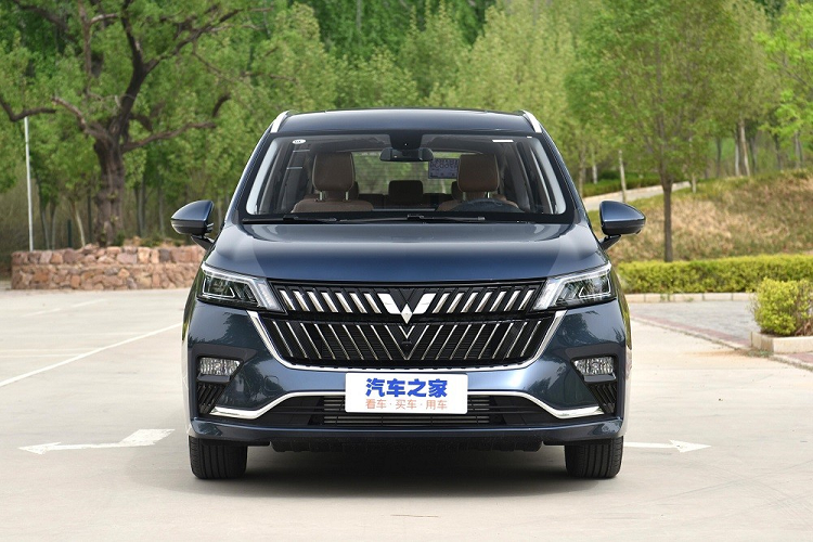 Theo liên doanh này, xe MPV Wuling Jia Chen 2022 mới sở hữu kích thước tốt nhất trong phân khúc MPV hạng trung tại thị trường Trung Quốc. Cụ thể, xe có chiều dài 4.785 mm, chiều rộng 1.820 mm, chiều cao 1.760 mm và chiều dài cơ sở 2.760 mm. Có thể thấy, mẫu xe này có kích thước ngang ngửa Toyota Innova đang bán ở Việt Nam.
