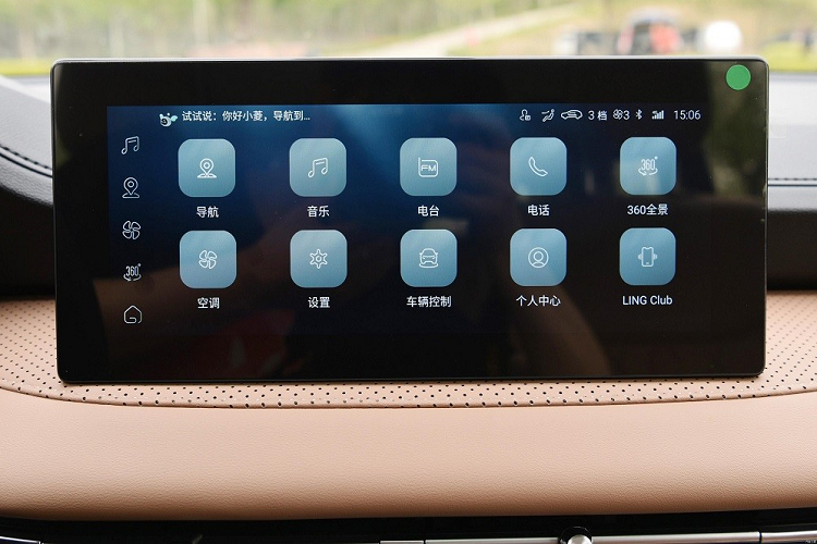 Bên trong xe, Wuling Jia Chen 2022 được trang bị nội thất 7 chỗ với cấu hình chỗ ngồi 2+2+3. Là xe giá rẻ nên mẫu xe này có khá nhiều chi tiết bằng nhựa cứng. Ở bản cao cấp, xe vẫn có ghế, mặt táp-lô và mặt cửa bọc da.