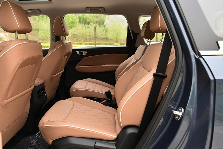 Mỗi hàng ghế của xe đều có cửa gió điều hòa và cổng USB riêng. Hai hàng ghế sau của xe có thể gập xuống để tăng thể tích khoang hành lý. Khi 2 hàng ghế sau gập xuống, thể tích của xe sẽ tăng lên 1.177 lít. Đáng tiếc là trang bị an toàn của mẫu ô tô Trung Quốc này khá cơ bản với 4 túi khí và camera 360 độ.