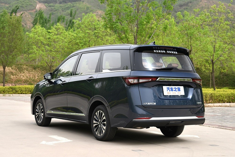 Tại thị trường Trung Quốc, xe có tổng cộng 5 bản trang bị. Mức giá xe Wuling Jia Chen 2022 dao động từ 68.800 - 99.800 Nhân dân tệ (khoảng 241 - 349 triệu đồng). Như vậy, tuy sở hữu kích thước ngang bằng Toyota Innova nhưng mẫu xe này lại có giá chỉ bằng 1/3.