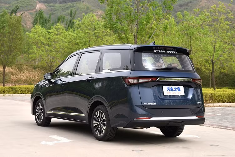 Tại thị trường Trung Quốc, xe có tổng cộng 5 bản trang bị. Mức giá xe Wuling Jia Chen 2022 dao động từ 68.800 - 99.800 Nhân dân tệ (khoảng 241 - 349 triệu đồng). Như vậy, tuy sở hữu kích thước ngang bằng Toyota Innova nhưng mẫu xe này lại có giá chỉ bằng 1/3.