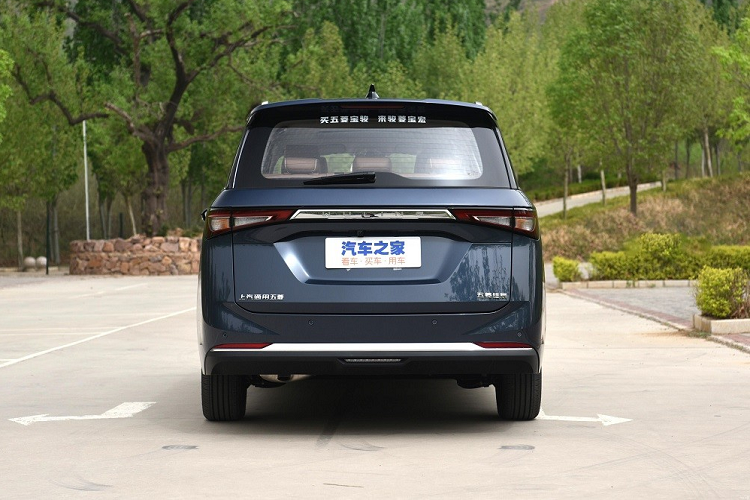 Nửa trên không viền của lưới tản nhiệt nối liền với cụm đèn pha, tích hợp dải đèn LED định vị ban ngày hình chữ "L". Trong khi đó, nửa dưới được bao quanh bằng viền mạ crôm. Tương tự như vậy, hốc gió trung tâm hình thang của Wuling Jia Chen 2022 cũng có viền mạ crôm sáng bóng, kéo dài đến hốc đèn sương mù trước.