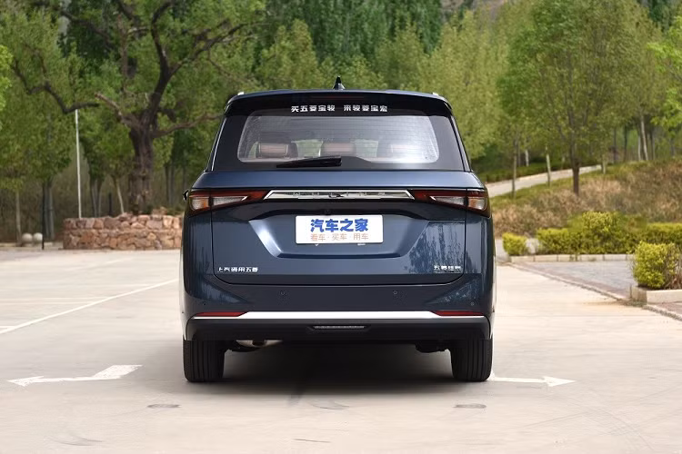 Nửa trên không viền của lưới tản nhiệt nối liền với cụm đèn pha, tích hợp dải đèn LED định vị ban ngày hình chữ "L". Trong khi đó, nửa dưới được bao quanh bằng viền mạ crôm. Tương tự như vậy, hốc gió trung tâm hình thang của Wuling Jia Chen 2022 cũng có viền mạ crôm sáng bóng, kéo dài đến hốc đèn sương mù trước.