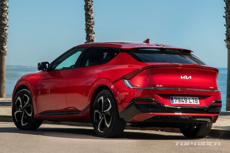 Sạc điện thoại thông minh không dây, khóa trẻ em điện tử, hệ thống trả phí tự động khi qua trạm BOT, gương chiếu hậu kỹ thuật số, cần gạt nước tự động và ổ điện trong khoang hành lý cũng là trang bị tiêu chuẩn mới của mẫu ô tô điện này. Trong khi đó, những bản cao cấp như Earth và GT-Line sẽ được bổ sung bộ bàn đạp bằng kim loại, mang đến cảm giác thể thao hơn. Tính năng cung cấp điện cho thiết bị ngoài trời là trang bị tùy chọn mới dành cho xe.