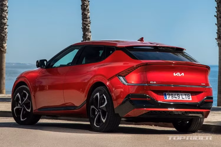 Sạc điện thoại thông minh không dây, khóa trẻ em điện tử, hệ thống trả phí tự động khi qua trạm BOT, gương chiếu hậu kỹ thuật số, cần gạt nước tự động và ổ điện trong khoang hành lý cũng là trang bị tiêu chuẩn mới của mẫu ô tô điện này. Trong khi đó, những bản cao cấp như Earth và GT-Line sẽ được bổ sung bộ bàn đạp bằng kim loại, mang đến cảm giác thể thao hơn. Tính năng cung cấp điện cho thiết bị ngoài trời là trang bị tùy chọn mới dành cho xe.