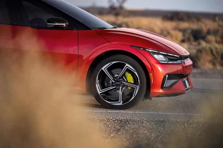 Ngoài những thay đổi trên, Kia EV6 2023 vẫn dùng mô-tơ điện và pin như cũ. Ở phiên bản Standard Range, xe được trang bị 1 mô-tơ điện mạnh 170 mã lực và mô-men xoắn cực đại 350 Nm trên cầu sau. Kết hợp cùng với cụm pin 58 kWh, xe có thể chạy được 370 km sau khi sạc đầy pin. Trong khi đó, phiên bản Long Range dẫn động 1 cầu 2WD dùng mô-tơ điện mạnh 225 mã lực và mô-men xoắn cực đại 350 Nm.