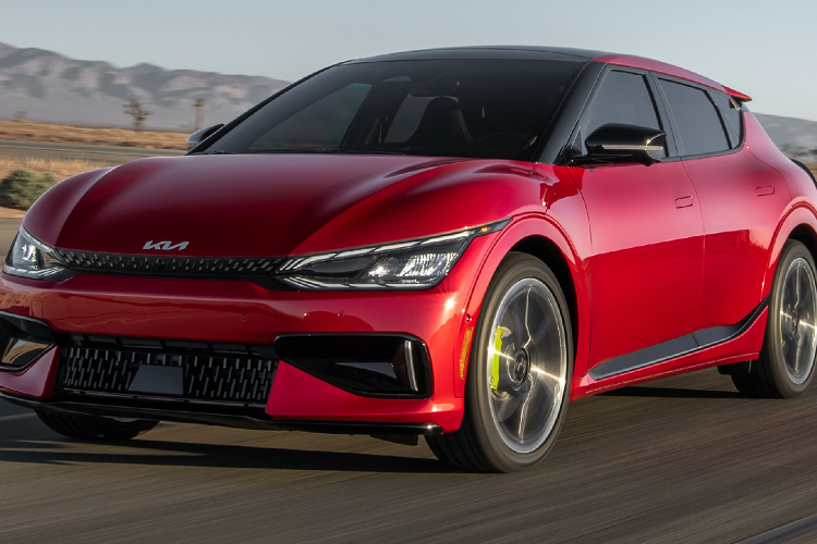 Tại thị trường Hàn Quốc, giá xe Kia EV6 2023 dao động từ 48,7 - 59,95 triệu Won (khoảng 830 triệu đến 1,02 tỷ đồng). Với ưu đãi của chính phủ Hàn Quốc, giá xe sẽ giảm thêm 7 triệu Won (119 triệu đồng). Theo kế hoạch, mẫu ôtô điện Kia EV6 cũng sẽ ra mắt thị trường Việt Nam trong năm nay. Tại Việt Nam, Kia EV6 sẽ là đối thủ của VinFast VF8.