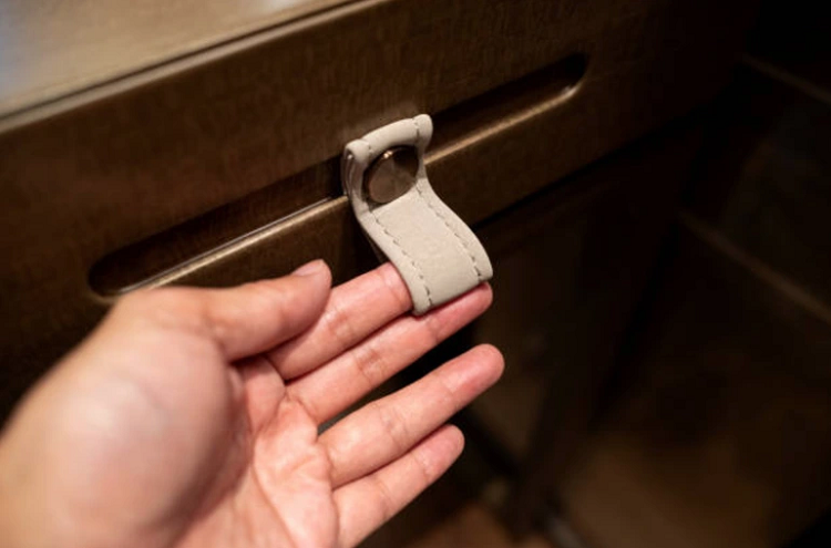 5 chu tren tap ho so trong ngan keo phong me ke khien tim toi nhoi dau