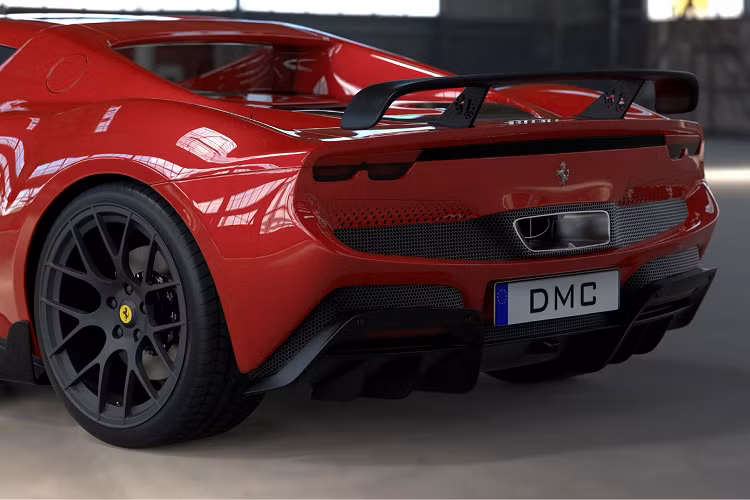 Phần đuôi cũng có thêm cánh gió lắp cố định và cản dưới tinh chỉnh đôi chút. Hãng độ DMC không công bố rộng rãi mức giá của bộ bodykit này, trong khi đó Ferrari 296 GTB có giá bán từ 321.000 USD cho phiên bản tiêu chuẩn.