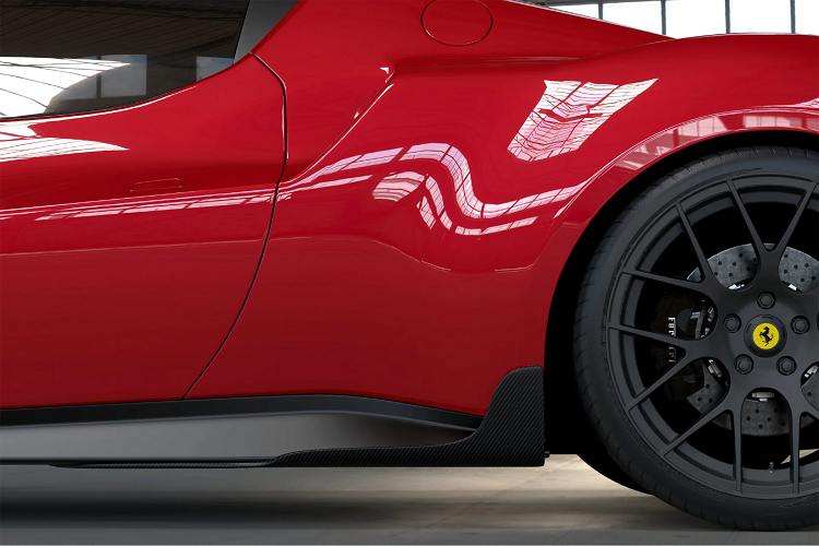 Bên hông được lắp thêm bộ ốp làm từ chất liệu carbon tạo điểm nhấn cũng như giúp chiếc xe ổn định hơn khi di chuyển.