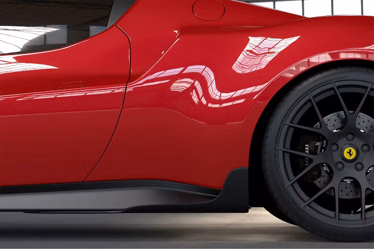 Bên hông được lắp thêm bộ ốp làm từ chất liệu carbon tạo điểm nhấn cũng như giúp chiếc xe ổn định hơn khi di chuyển.