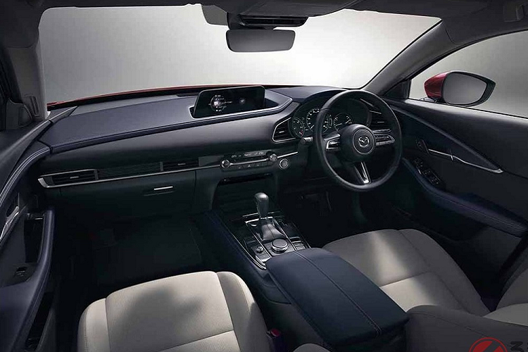 Mazda3 2023 tại thị trường Nhật Bản còn bị loại bỏ bộ vành la-zăng nhôm 16 inch và chất liệu nội thất màu trắng cũ. Thêm vào đó là bản trang bị Proactive Touring Selection mới dành cho cả Mazda3 và Mazda CX-30 2023.