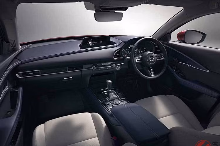 Mazda3 2023 tại thị trường Nhật Bản còn bị loại bỏ bộ vành la-zăng nhôm 16 inch và chất liệu nội thất màu trắng cũ. Thêm vào đó là bản trang bị Proactive Touring Selection mới dành cho cả Mazda3 và Mazda CX-30 2023.