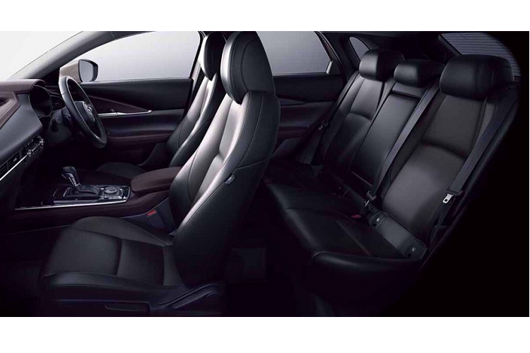 Mazda3 2023 ở thị trường Nhật Bản hiện có tổng cộng 4 tùy chọn động cơ. 3 tùy chọn động cơ còn lại của mẫu xe hạng C này là máy xăng SkyActiv-G 1.5L, máy dầu SkyActiv-D 1.8L và hệ truyền động mild hybrid mang tên e-SkyActiv X.