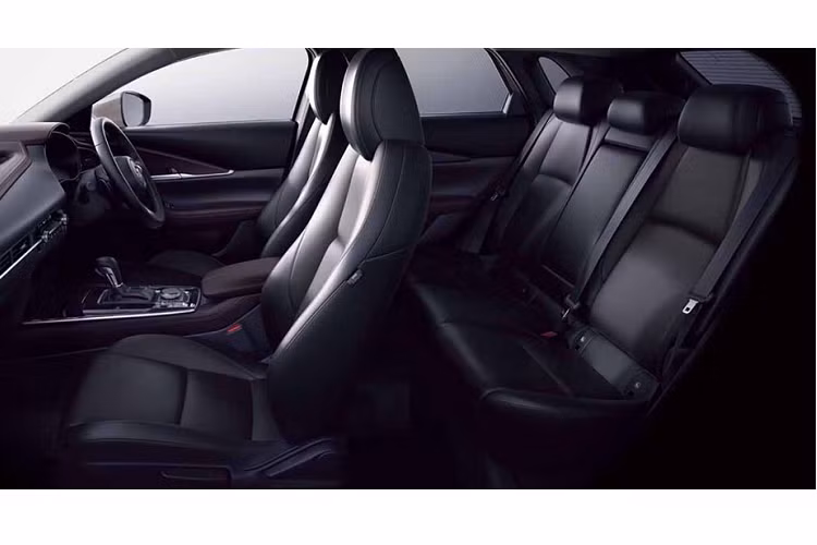 Mazda3 2023 ở thị trường Nhật Bản hiện có tổng cộng 4 tùy chọn động cơ. 3 tùy chọn động cơ còn lại của mẫu xe hạng C này là máy xăng SkyActiv-G 1.5L, máy dầu SkyActiv-D 1.8L và hệ truyền động mild hybrid mang tên e-SkyActiv X.