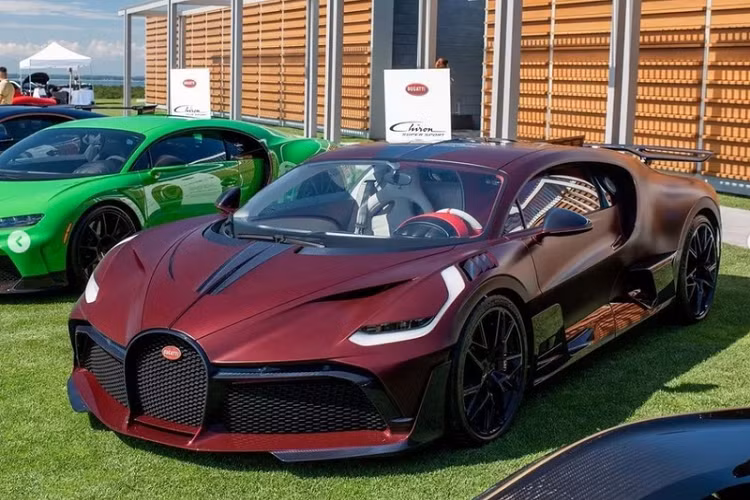 Nổi bật nhất trên siêu xe Bugatti Divo chính là lớp sơn đỏ mờ bao trùm lấy thân xe, làm nổi bật lên đường nét cơ thể đầy "hung hãn" của hypercar Pháp. Tương phản với màu sơn ngoại thất là một số chi tiết màu đỏ bóng như mép bên hông và bộ chia gió trước.