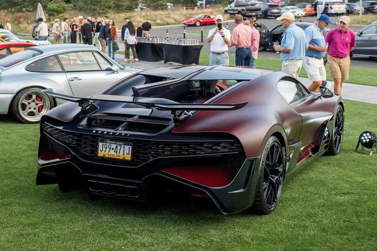 Di chuyển vào bên trong, nội thất của Bugatti Divo đã được cá nhân hóa theo ý chủ xe, với thiết kế 2 tông màu gồm nửa bên ghế lái màu đỏ - trắng (cả vô-lăng, bảng điều khiển) và nửa phía ghế hành khách màu trắng.