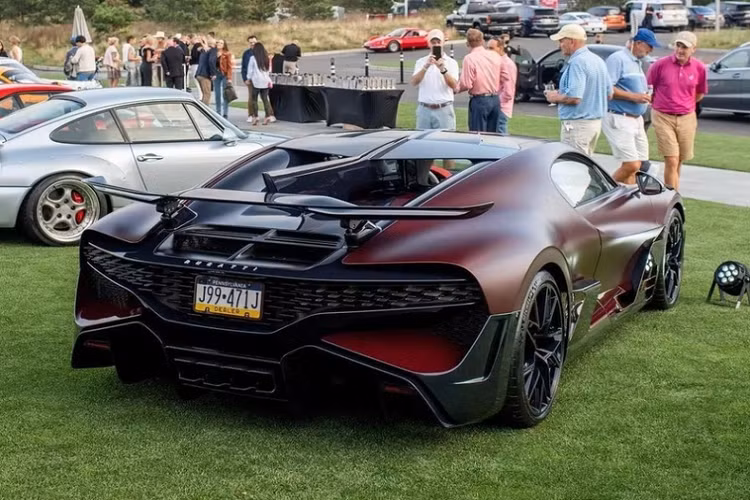 Di chuyển vào bên trong, nội thất của Bugatti Divo đã được cá nhân hóa theo ý chủ xe, với thiết kế 2 tông màu gồm nửa bên ghế lái màu đỏ - trắng (cả vô-lăng, bảng điều khiển) và nửa phía ghế hành khách màu trắng.