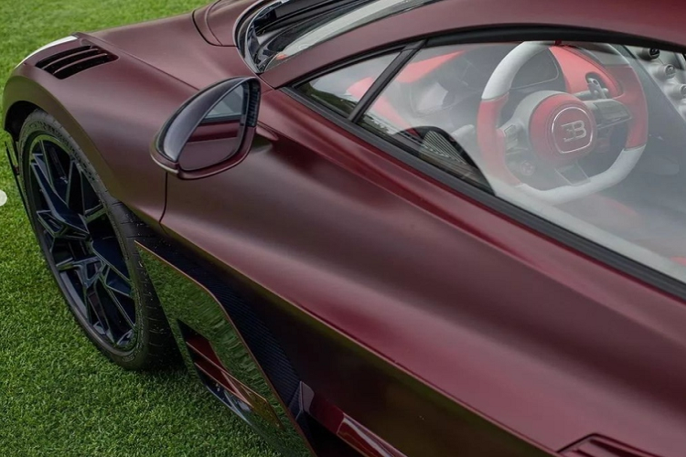 Theo công bố từ nhà sản xuất, giá bán khởi điểm của một chiếc Bugatti Divo là từ 5,9 triệu Euro (khoảng hơn 137 tỷ đồng).