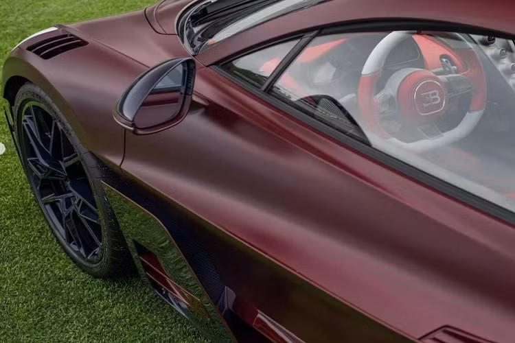 Theo công bố từ nhà sản xuất, giá bán khởi điểm của một chiếc Bugatti Divo là từ 5,9 triệu Euro (khoảng hơn 137 tỷ đồng).