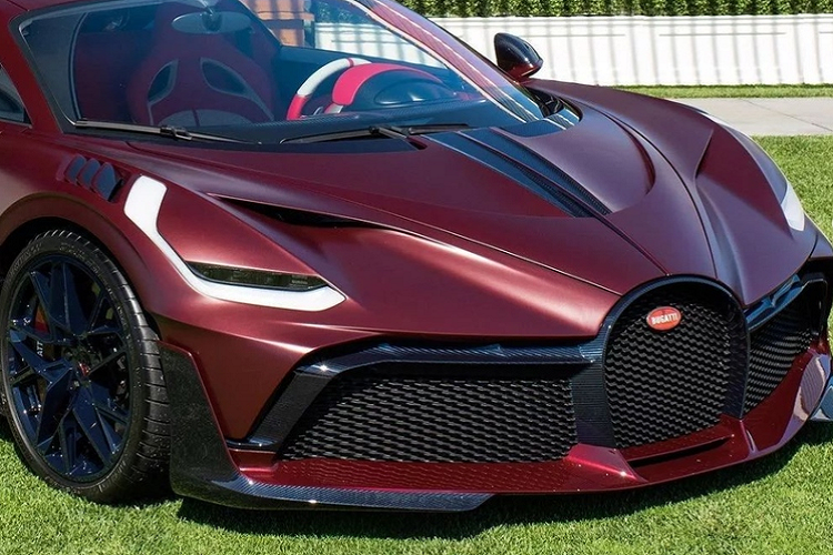 Bugatti Divo được trang bị khối động cơ quad-turbo W16 8.0L quen thuộc của hãng siêu xe Pháp, sản sinh công suất 1.479 mã lực, cho khả năng tăng tốc từ 0 - 100 km/h chỉ trong 2,4 giây và tốc độ tối đa đạt 380 km/h.