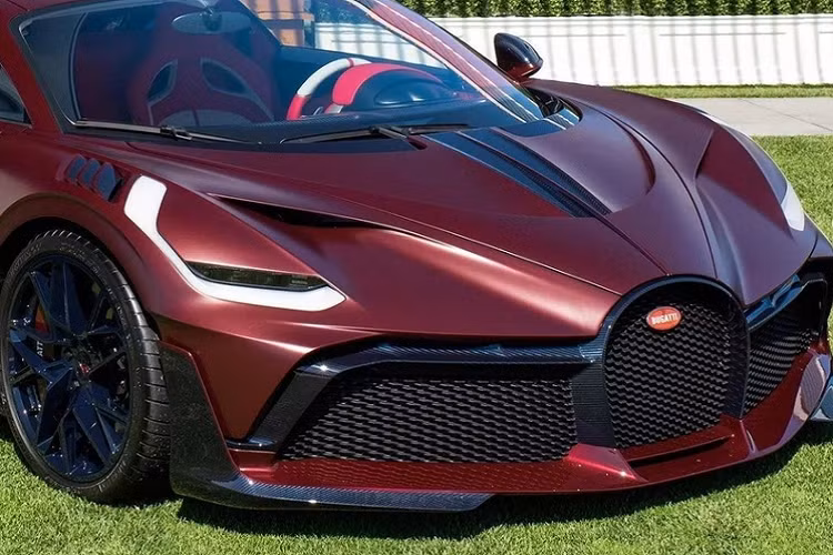 Bugatti Divo được trang bị khối động cơ quad-turbo W16 8.0L quen thuộc của hãng siêu xe Pháp, sản sinh công suất 1.479 mã lực, cho khả năng tăng tốc từ 0 - 100 km/h chỉ trong 2,4 giây và tốc độ tối đa đạt 380 km/h.