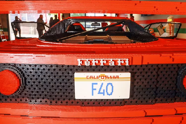 Lego Ferrari F40 2022 là một sự bổ sung mới vào danh sách các xe bản sao mô hình Lego kích thước thật thú vị từng được tạo ra. Nó nặng khoảng 1.36 kg, và có kích thước tương tự như xe thật - dài 4,3 mét, rộng 1,8 m), cao 1,2 m, cùng với trục cơ sở 2,4 m.