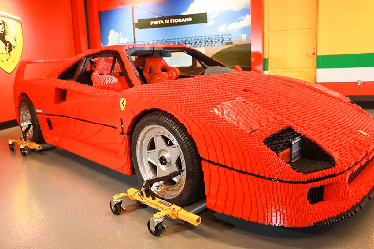 Sử dụng những viên gạch Lego để tạo nên một chiếc xe ôtô kích thước thật không phải là chuyện mới mẻ, nhưng không vì thế mà những chiếc “xe đồ chơi” khổng lồ ấy không gây ấn tượng mỗi khi xuất hiện trước công chúng. Chiếc Ferrari F40 bằng Lego chính là một minh chứng điển hình.