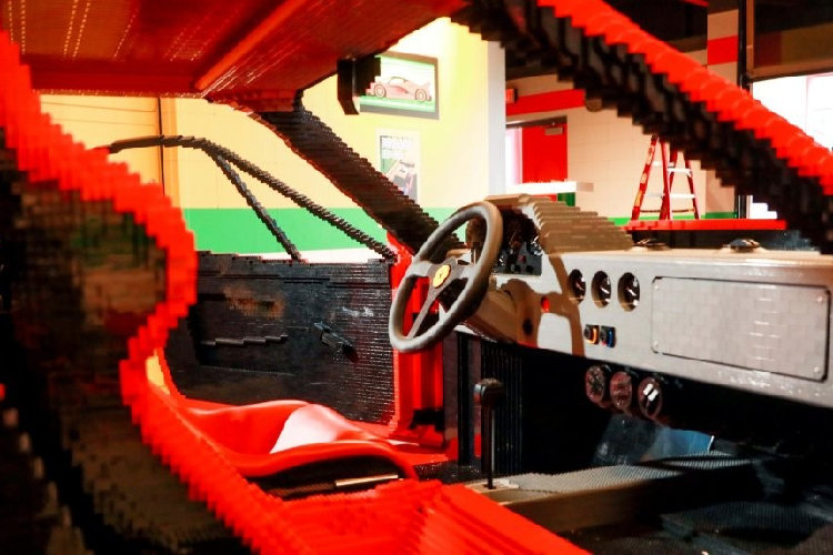 Nội thất bên trong xe cũng được làm hoàn toàn bằng các viên gạch Lego màu sắc. Lego Ferrari F40 sẽ được trưng bày trong khu vực garage của điểm thu hút tương tác mới có tên Lego Ferrari Build and Race thuộc Legoland California.