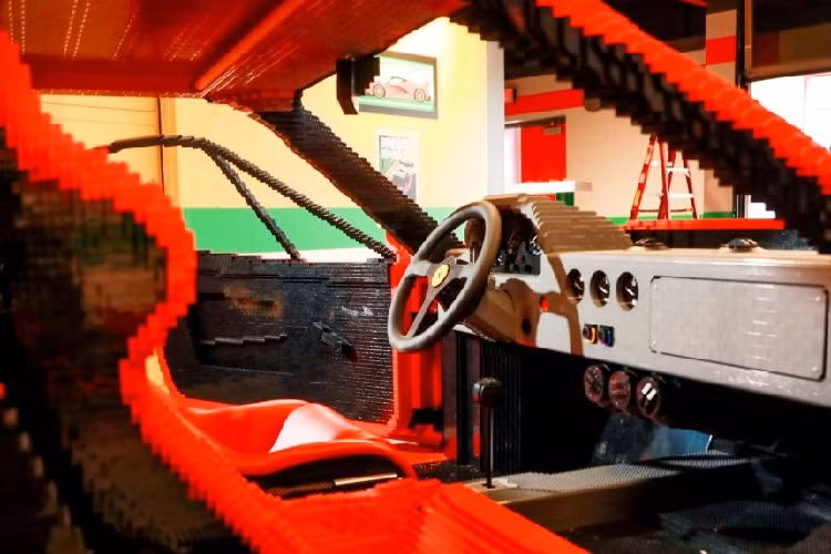 Nội thất bên trong xe cũng được làm hoàn toàn bằng các viên gạch Lego màu sắc. Lego Ferrari F40 sẽ được trưng bày trong khu vực garage của điểm thu hút tương tác mới có tên Lego Ferrari Build and Race thuộc Legoland California.