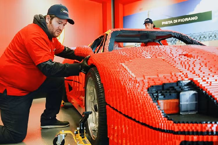 Theo Lego, hơn 358.000 viên gạch Lego đã được sử dụng để tạo ra bản sao của siêu xe Ferrari F40 nổi tiếng. Một nhóm các nhà thiết kế và lắp ráp hơn 1.800 giờ để phát triển mô hình, trong khi 1.900 giờ khác đã được sử dụng để hoàn thành công trình.