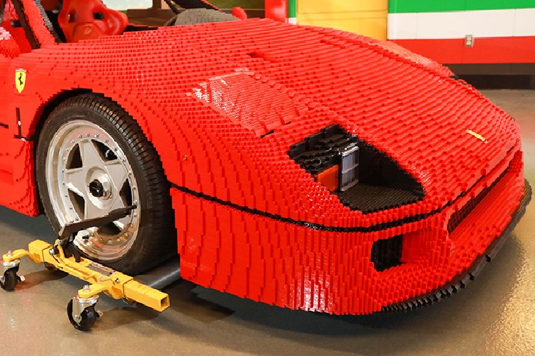 Những người đam mê siêu xe Ferrari và các người thích lắp ráp Lego sẽ được phép chụp ảnh và thậm chí ngồi bên trong bản sao bằng gạch. Ngoài khu vực garage, điểm thu hút tương tác Lego Ferrari Build and Race mới cũng sẽ có hai khu vực tương tác khác, ví như khu vực lắp ráp và thử nghiệm, và một đường đua kỹ thuật số để khách tham quan có thể đua chiếc Lego Ferrari của họ với những chiếc xe khác.