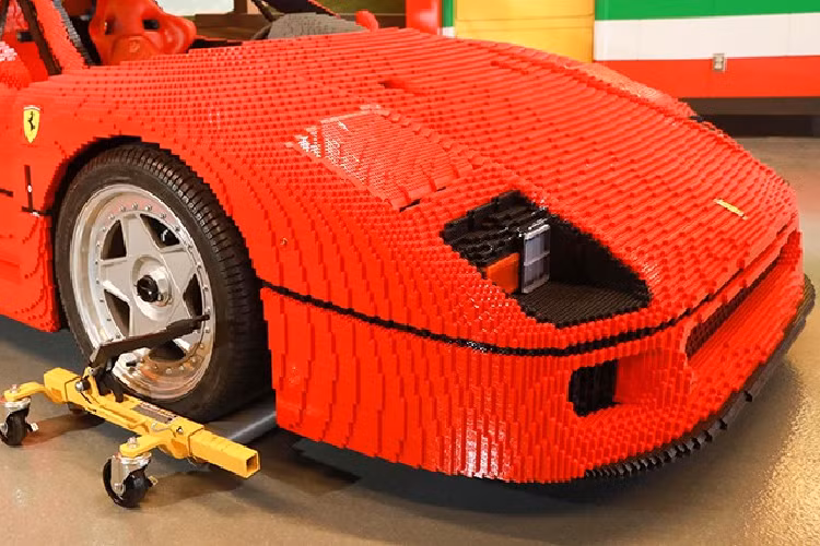 Những người đam mê siêu xe Ferrari và các người thích lắp ráp Lego sẽ được phép chụp ảnh và thậm chí ngồi bên trong bản sao bằng gạch. Ngoài khu vực garage, điểm thu hút tương tác Lego Ferrari Build and Race mới cũng sẽ có hai khu vực tương tác khác, ví như khu vực lắp ráp và thử nghiệm, và một đường đua kỹ thuật số để khách tham quan có thể đua chiếc Lego Ferrari của họ với những chiếc xe khác.