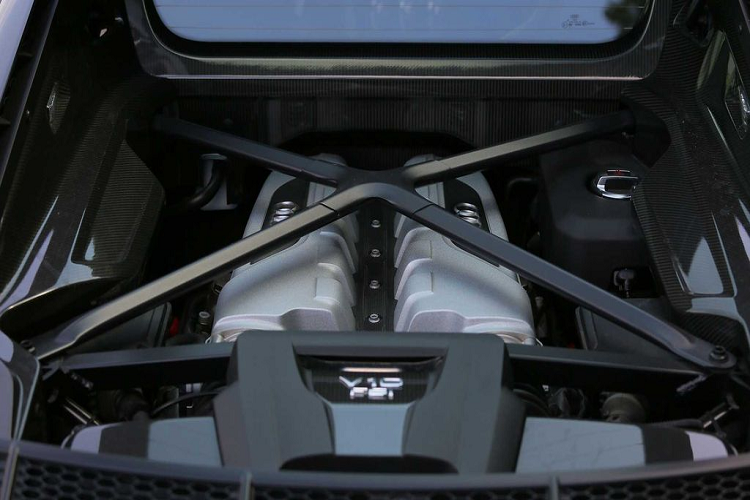 Mặc dù đã xác nhận việc phát triển dòng xe thay thế cho R8, Audi vẫn giữ bí mật về thiết kế cũng như thời điểm ra mắt. Trước đó, Audi cũng đã bày tỏ sự lo ngại về việc liệu công nghệ pin có đủ mạnh mẽ để vận hành một mẫu xe thể thao hiệu năng cao hay không.