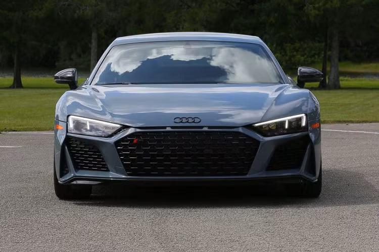 Mới đây, Audi đã chính thức xác nhận "người kế nhiệm" của R8 sẽ là mẫu xe thuần điện hoàn toàn. Linda Kurz - Trưởng bộ phận tiếp thị sản phẩm của Audi Sport chia sẻ với Roadshow rằng đây cũng là mục tiêu của hãng xe Đức trong thập kỷ tới. Nhưng điều này không có nghĩa là Audi sẽ phát triển biến thể Audi R8 thuần điện.