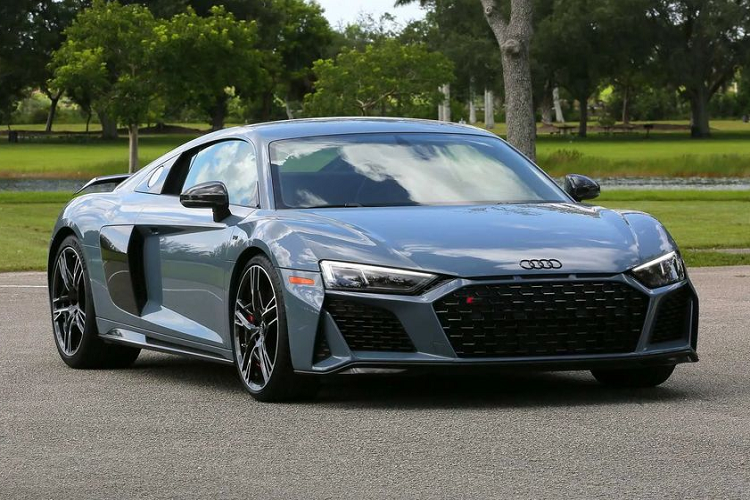 Ngoài việc phát triển một mẫu xe chạy hoàn toàn bằng điện để thay thế R8, Audi cũng đã có kế hoạch giới thiệu nhiều mẫu xe điện hơn là xe chạy bằng động cơ đốt trong những năm tới, bao gồm cả các dòng xe hiệu suất cao. Audi dự kiến ra mắt thêm 20 mẫu xe thuần điện mới trong dòng sản phẩm toàn cầu của hãng vào năm 2025.