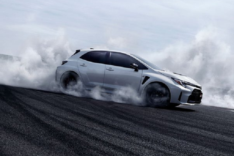 Bên cạnh đó, cánh gió sau, huy hiệu GR Corolla Morizo Edition trên lưới tản nhiệt, ghế da lộn GR, vô lăng có sưởi, núm điều chỉnh đặc trưng và thuộc phiên bản giới hạn chỉ sản xuất dành cho năm đầu tiên.