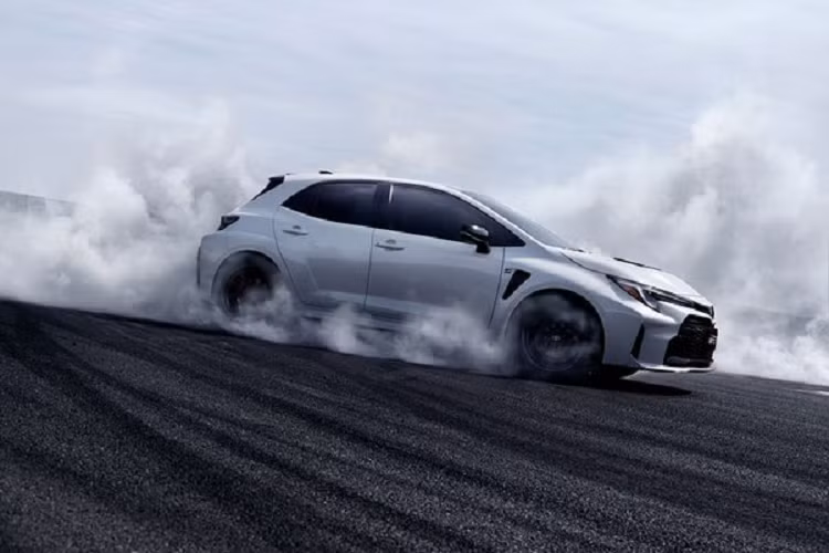 Bên cạnh đó, cánh gió sau, huy hiệu GR Corolla Morizo Edition trên lưới tản nhiệt, ghế da lộn GR, vô lăng có sưởi, núm điều chỉnh đặc trưng và thuộc phiên bản giới hạn chỉ sản xuất dành cho năm đầu tiên.