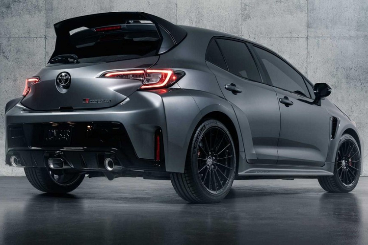 9 người may mắn được chọn mua xe Toyota GR Corolla 2023 cũng chẳng khác gì trúng số vì chắc chắn sẽ có nhiều khách hàng thừa tiền, không may mắn nằm trong danh sách mua xe GR Corolla 2023, và họ chấp nhận trả chênh lệch để sở hữu.